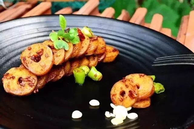 开云电竞官网:国足福将质疑判罚:裁判左右比赛 中国队在进步(图1) 开云电竞app下载安装