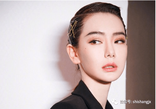 【开云电竞】
2020年圆脸女生露额短发有这几款梳法 除了甜美可爱还醒目练高冷！(图3)